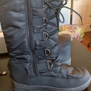 Fur lined black snow boot